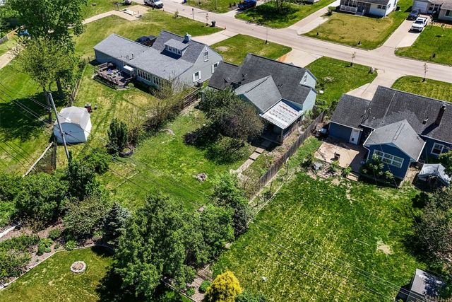 1050 27th Street NE, Cedar Rapids, IA 52402
