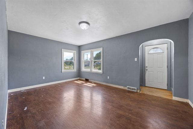 1050 27th Street NE, Cedar Rapids, IA 52402
