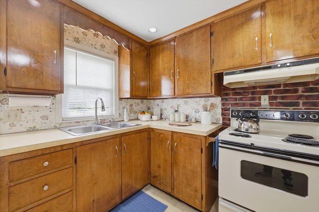 20 Elaine Street, Webster, MA 01570