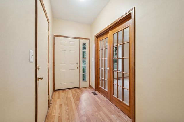 52 Mckinley Lane, Streamwood, IL 60107
