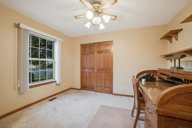 52 Mckinley Lane, Streamwood, IL 60107