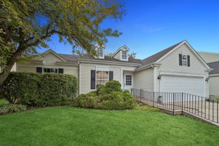 52 Mckinley Lane, Streamwood, IL 60107