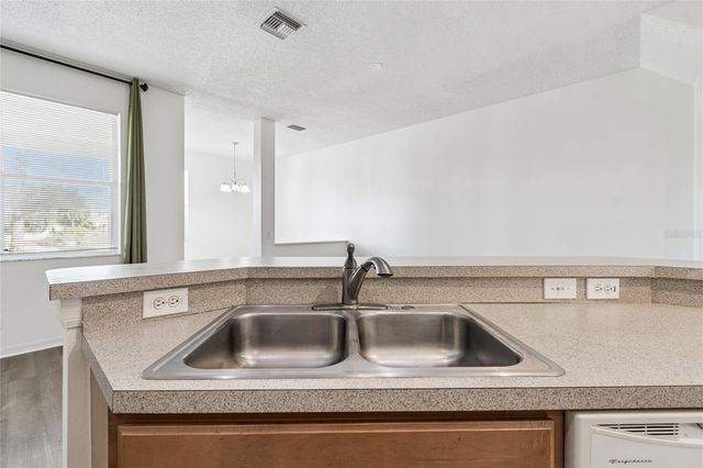 571 SHOREHAM COURT NE, St Petersburg, FL 33716