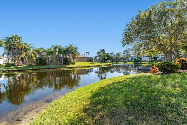 571 SHOREHAM COURT NE, St Petersburg, FL 33716