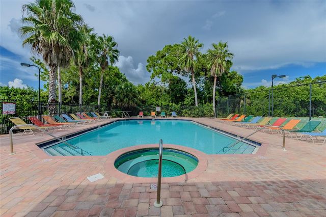 571 SHOREHAM COURT NE, St Petersburg, FL 33716