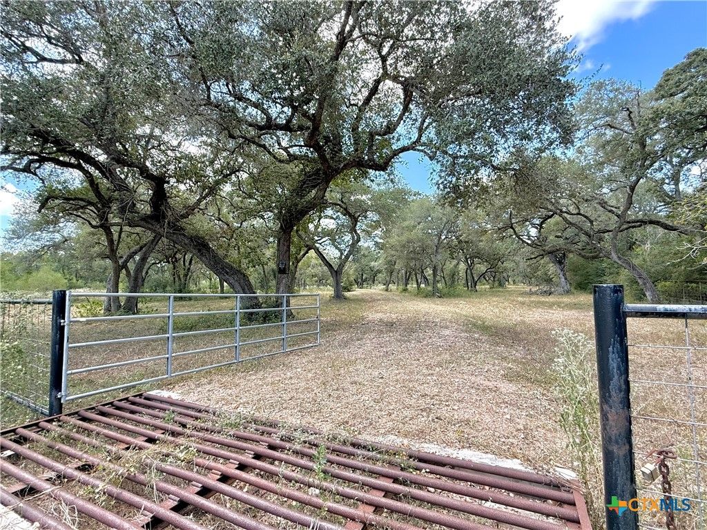 Image 1 of property listing at 4668 Old Hwy Rd, Inez, TX 77968