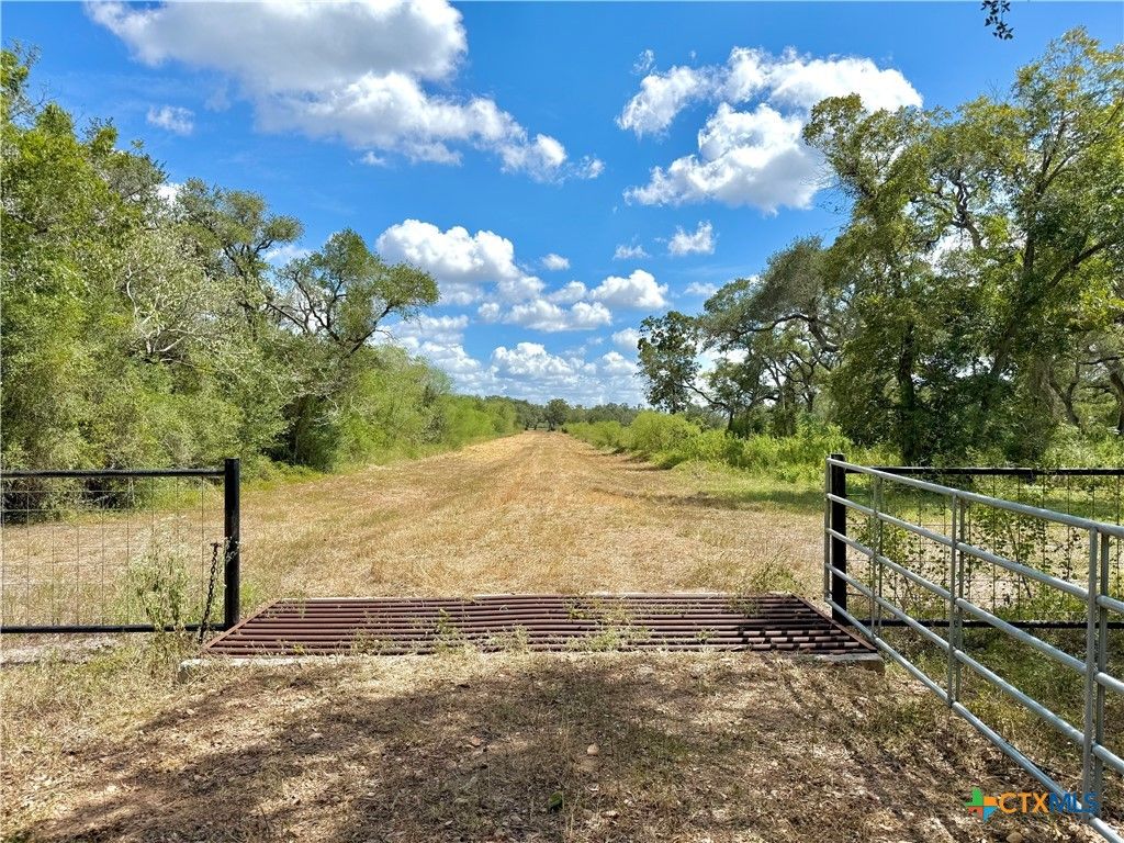 Image 2 of property listing at 4668 Old Hwy Rd, Inez, TX 77968