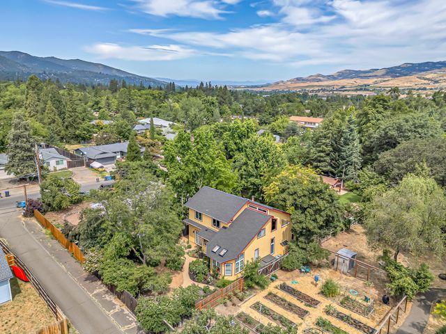 700 Clay Street, Ashland, OR 97520