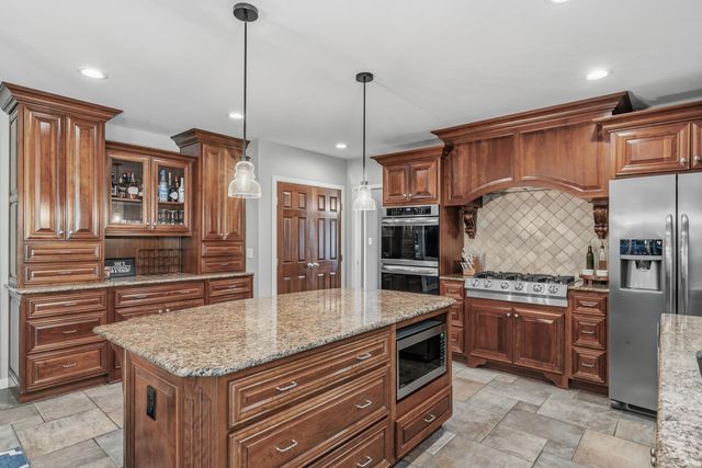 14828 Walnut Creek Drive, Fort Wayne, IN 46814