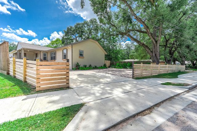 303 Baker Drive, Tomball, TX 77375