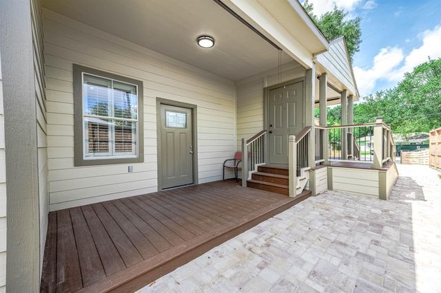 303 Baker Drive, Tomball, TX 77375