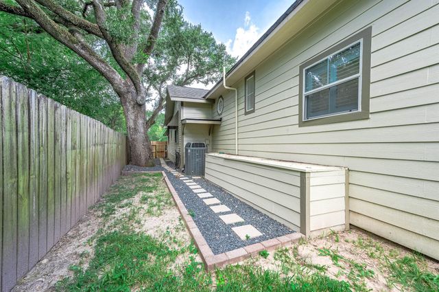 303 Baker Drive, Tomball, TX 77375