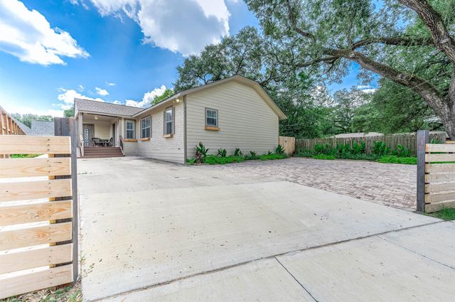 303 Baker Drive, Tomball, TX 77375