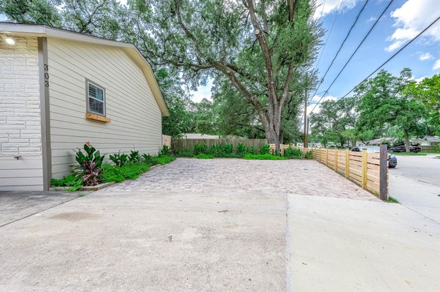 303 Baker Drive, Tomball, TX 77375
