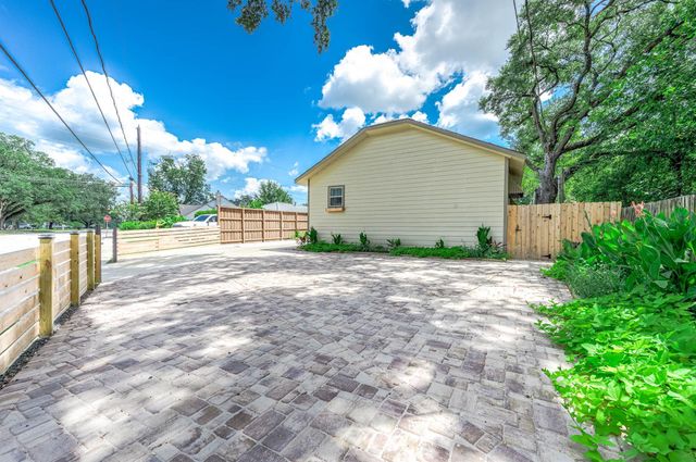 303 Baker Drive, Tomball, TX 77375