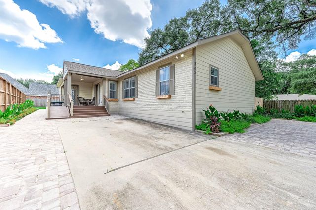 303 Baker Drive, Tomball, TX 77375