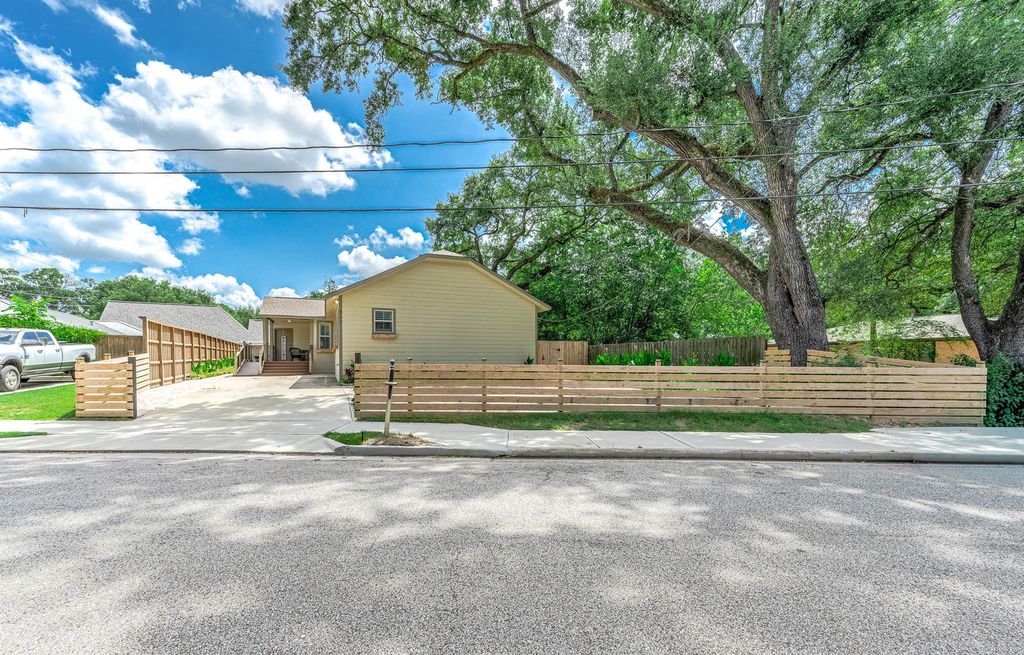 303 Baker Drive, Tomball, TX 77375