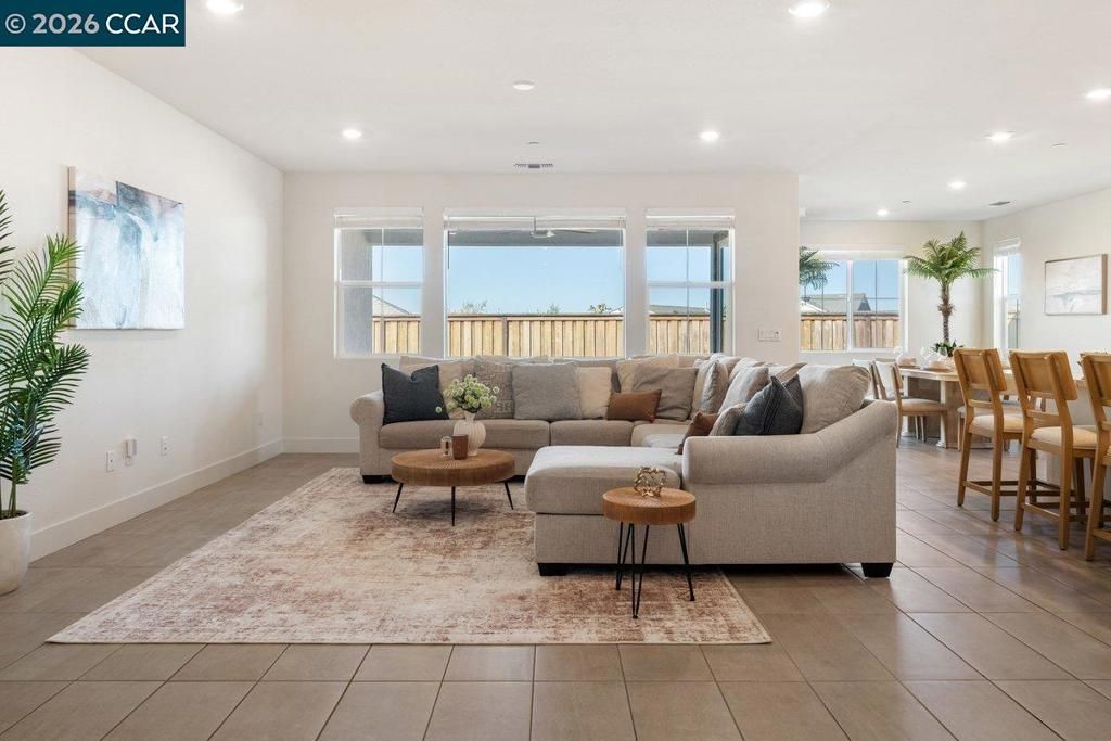 Image 4 of property listing at 6808 Verbena St, Tracy, CA 95377