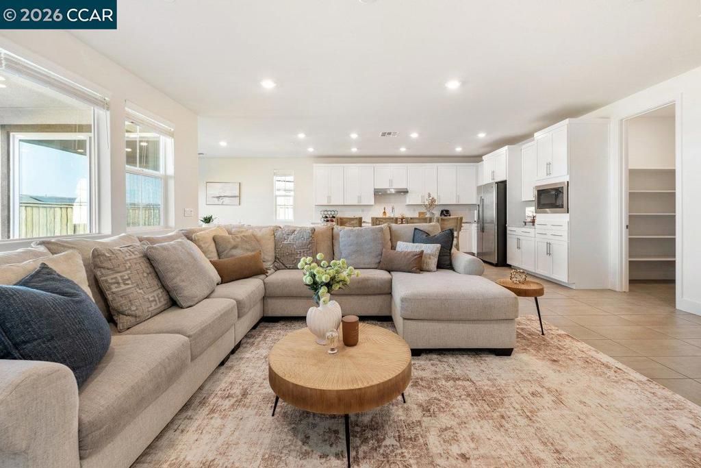 Image 5 of property listing at 6808 Verbena St, Tracy, CA 95377