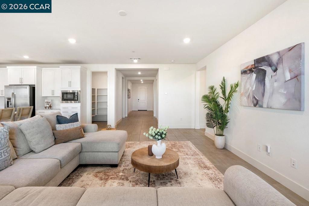 Image 6 of property listing at 6808 Verbena St, Tracy, CA 95377