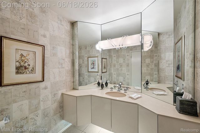 4872 Cliffside Drive, West Bloomfield Charter Township, MI 48323