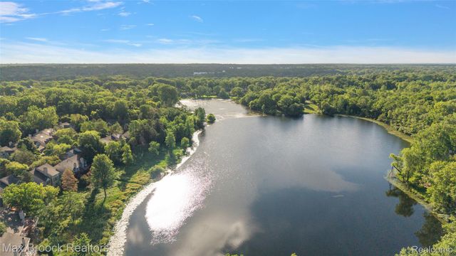 4872 Cliffside Drive, West Bloomfield Charter Township, MI 48323