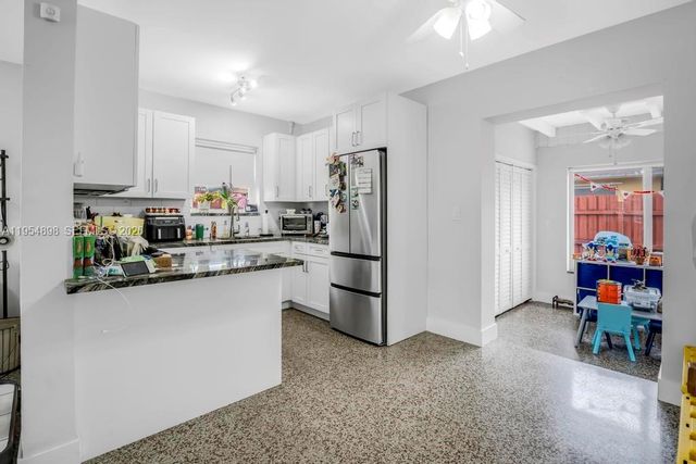 9435-9437 SW 39th St, Miami, FL 33165