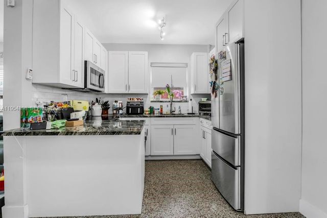 9435-9437 SW 39th St, Miami, FL 33165