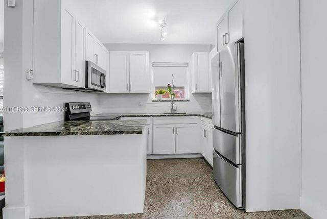 9435-9437 SW 39th St, Miami, FL 33165