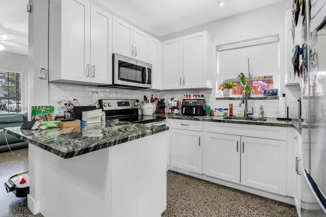9435-9437 SW 39th St, Miami, FL 33165
