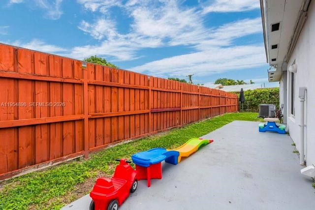 9435-9437 SW 39th St, Miami, FL 33165
