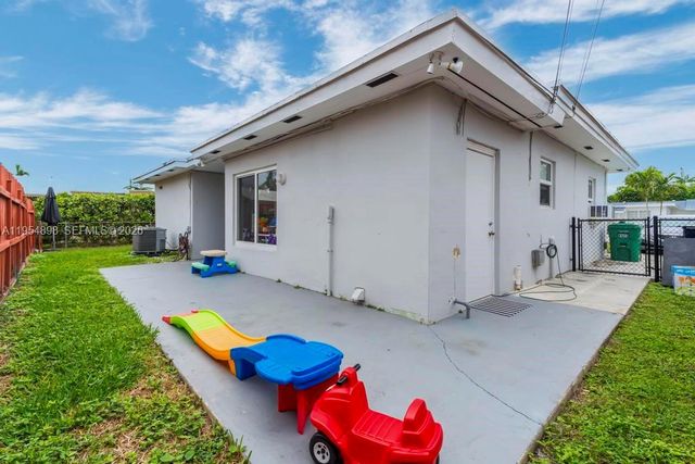 9435-9437 SW 39th St, Miami, FL 33165