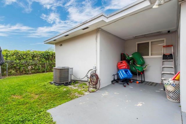 9435-9437 SW 39th St, Miami, FL 33165