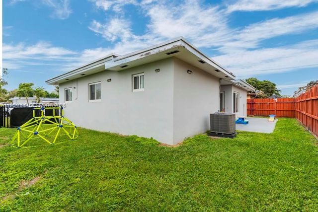 9435-9437 SW 39th St, Miami, FL 33165