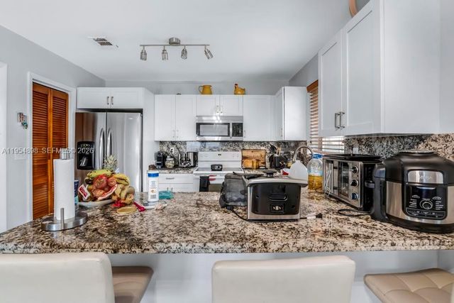 9435-9437 SW 39th St, Miami, FL 33165