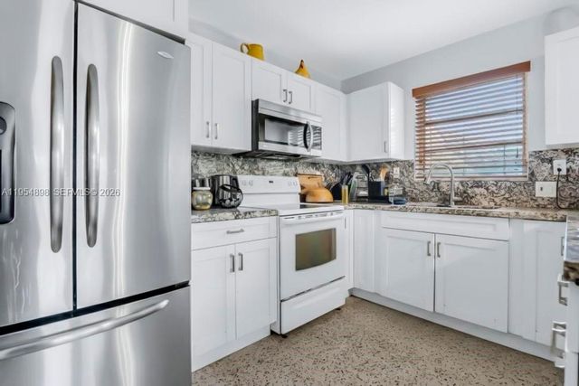 9435-9437 SW 39th St, Miami, FL 33165