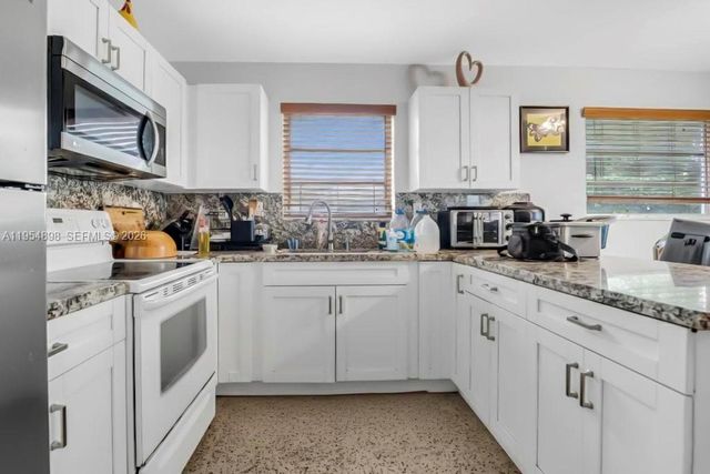 9435-9437 SW 39th St, Miami, FL 33165