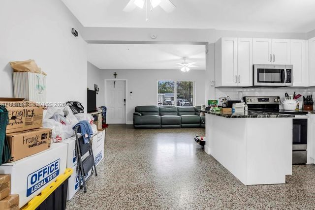 9435-9437 SW 39th St, Miami, FL 33165