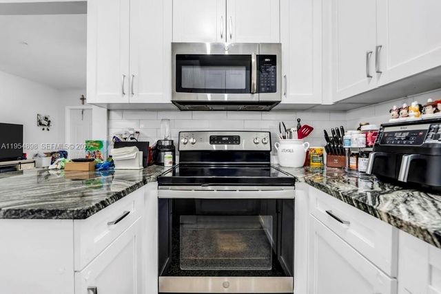 9435-9437 SW 39th St, Miami, FL 33165