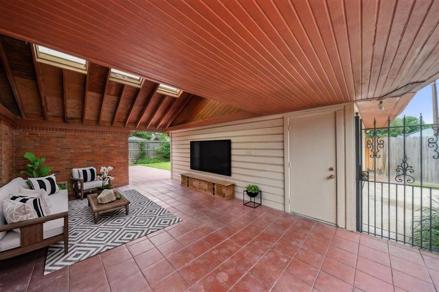 5002 Leafy Hollow Court, Houston, TX 77018