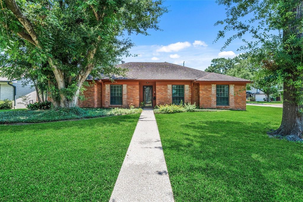 5002 Leafy Hollow Court, Houston, TX 77018