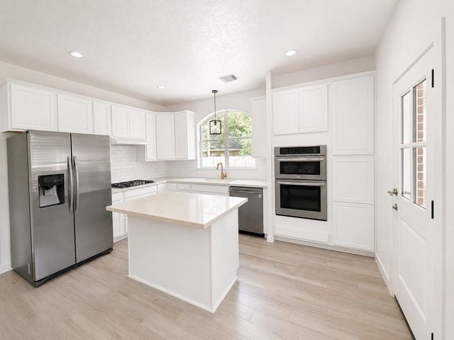 2 Wind Harp Place, The Woodlands, TX 77382