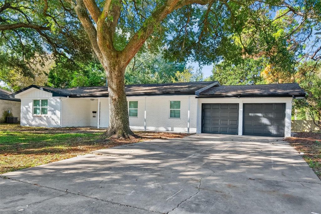 105 Longridge Drive, La Marque, TX 77568