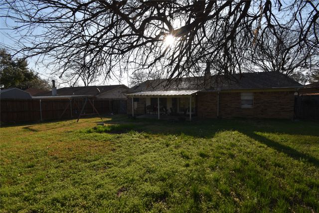 824 Barkridge Trail, Burleson, TX 76028