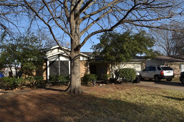 824 Barkridge Trail, Burleson, TX 76028