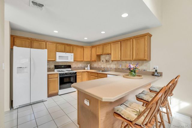 1 Summerfield Lane S, Aquebogue, NY 11901