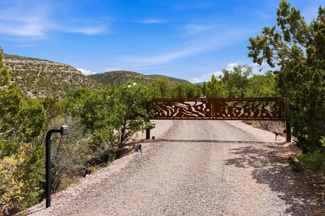 928 State Highway 165, Placitas, NM 87043