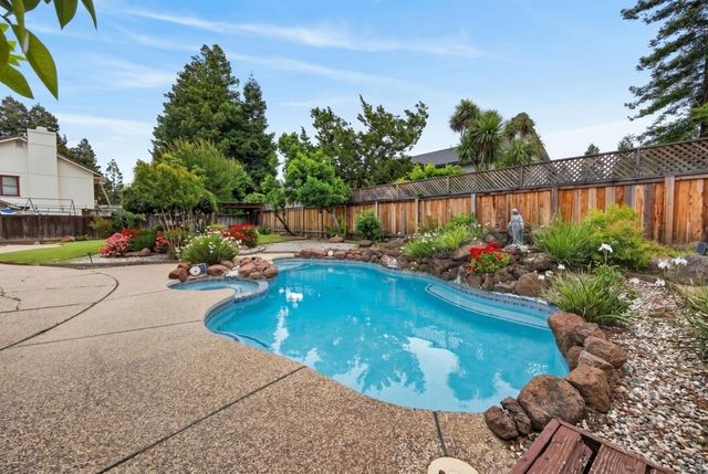 5112 Laguna Woods Dr, Elk Grove, CA 95758