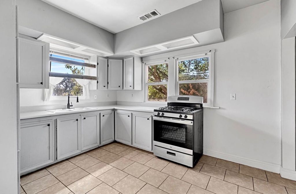 Image 10 of property listing at 22544 Elm Street, Chowchilla, CA 93610