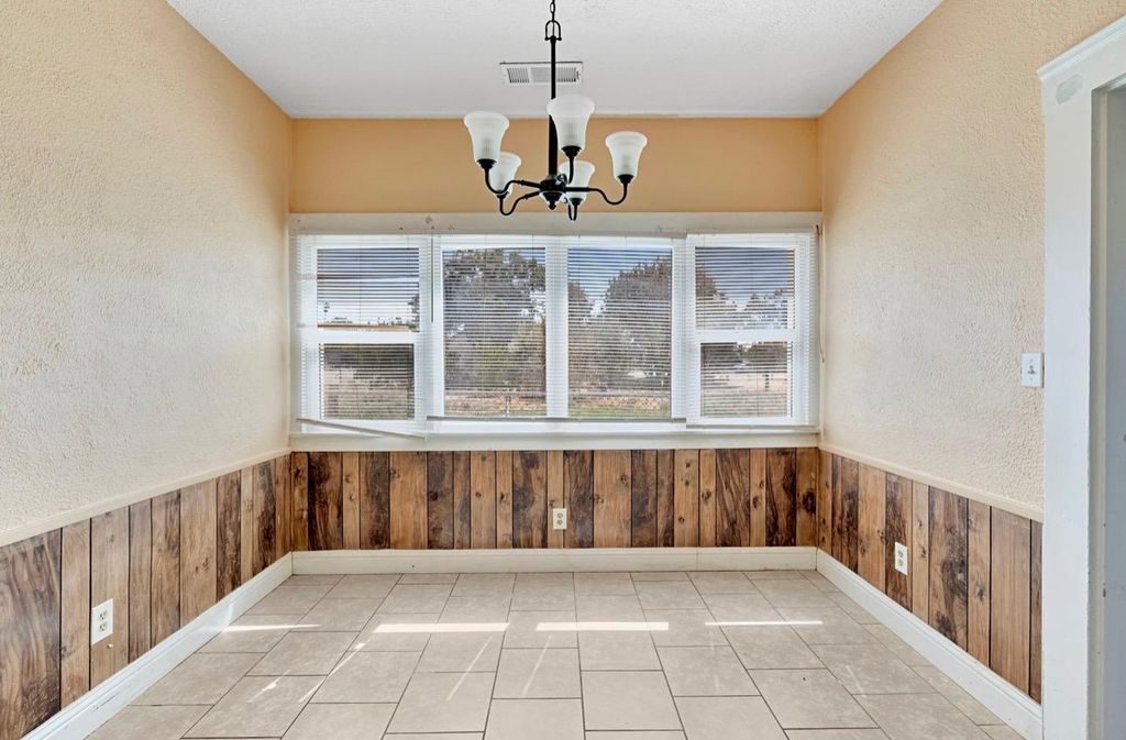 Image 9 of property listing at 22544 Elm Street, Chowchilla, CA 93610